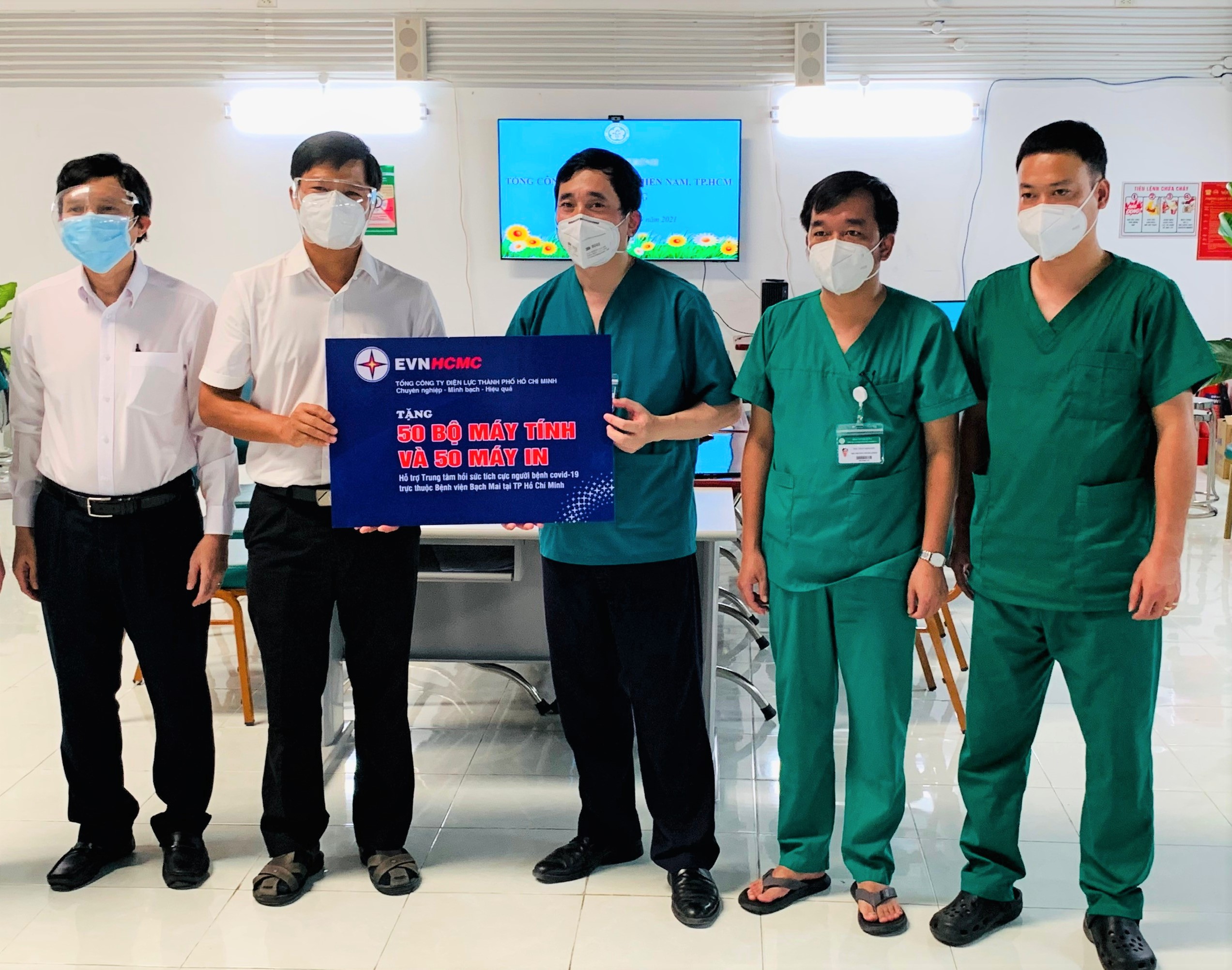 EVNHCMC và EVNSPC tặng 100 bộ máy tính, 100 máy in hỗ trợ quản lý điều trị người bệnh COVID-19