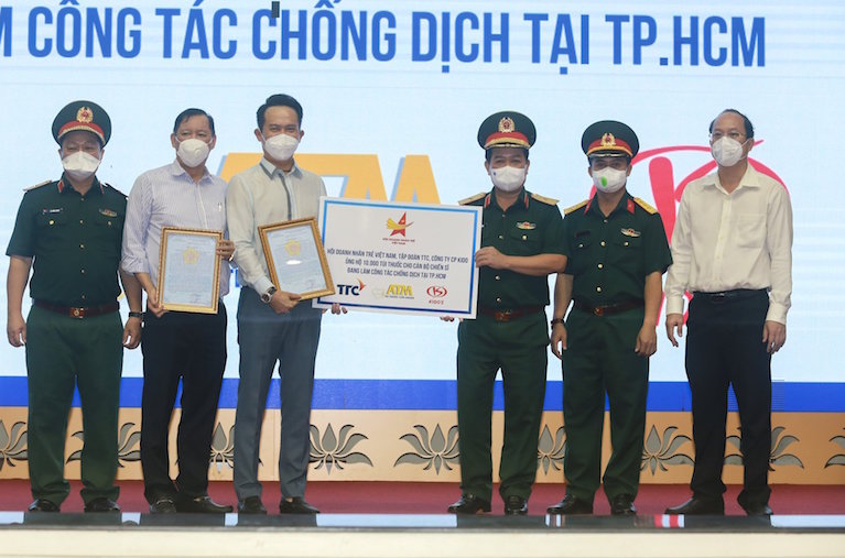 Tặng 10 000 túi thuốc đảm bảo sức khoẻ cho cán bộ, chiến sĩ Bộ Tư lệnh TP Hồ Chí Minh