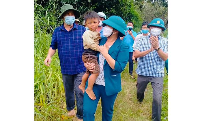 Chủ tịch UBND tỉnh Bình Phước khen thưởng lực lượng tìm được cháu bé 3 tuổi