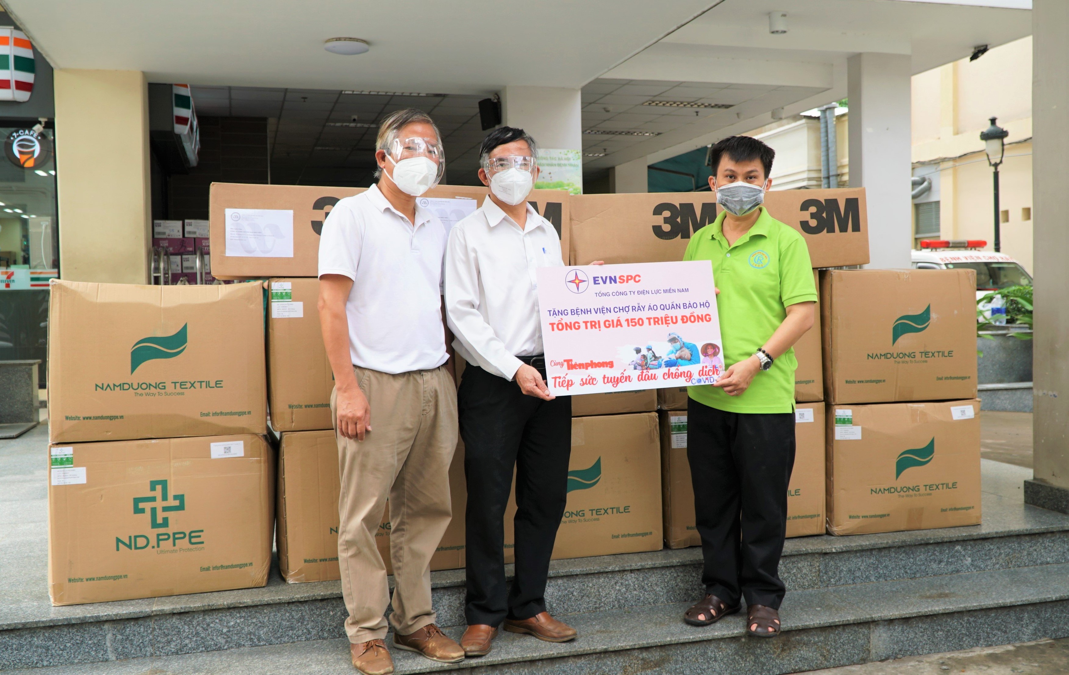 EVNSPC trao tặng vật tư y tế, máy tính cho hai bệnh viện tuyến cuối