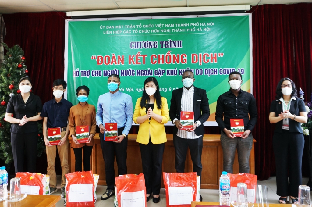 Hà Nội Trao quà hỗ trợ sinh viên nước ngoài gặp khó khăn do dịch COVID-19