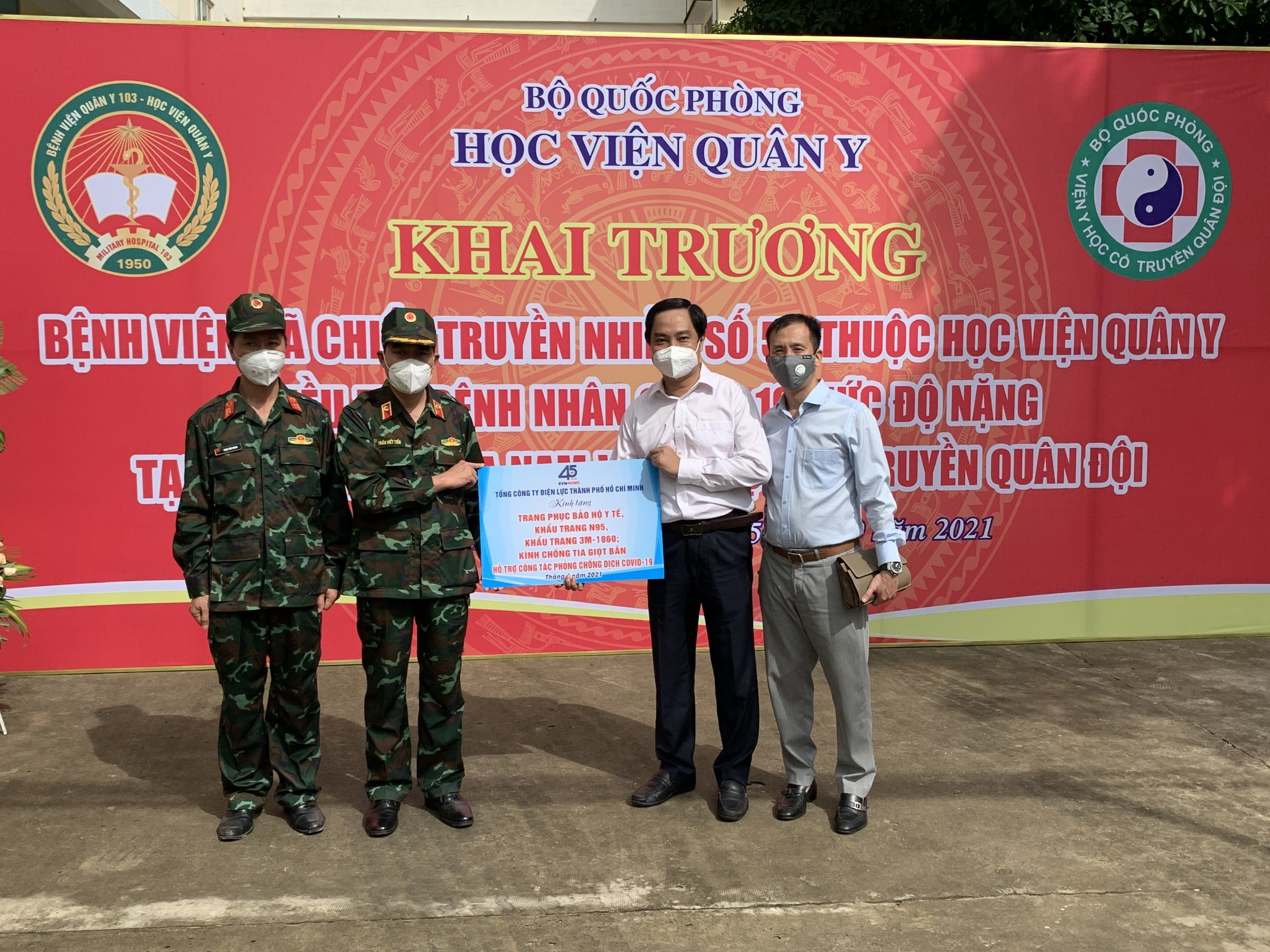 EVNHCMC trao tặng vật dụng y tế thiết yếu