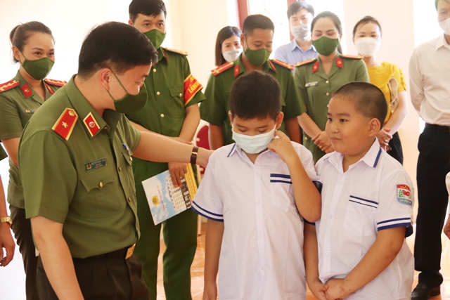Sơn La Công an nhận nuôi dưỡng, chăm sóc trẻ em có hoàn cảnh đặc biệt khó khăn