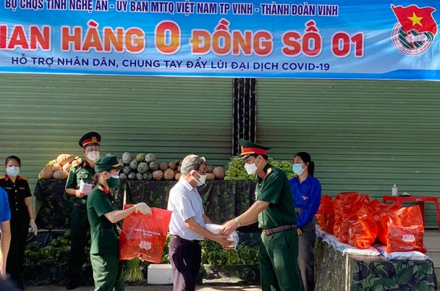 Gác ngày nghỉ tận tụy giúp dân