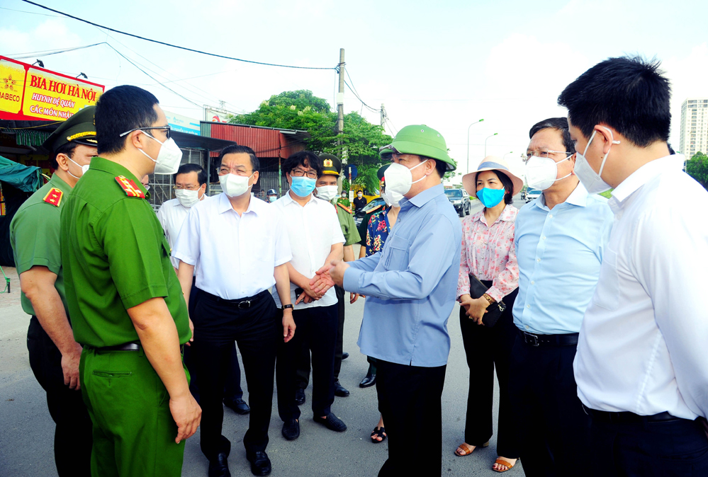 Cấp giấy đi đường nhanh, gọn, thực hiện giãn cách triệt để trong  vùng đỏ
