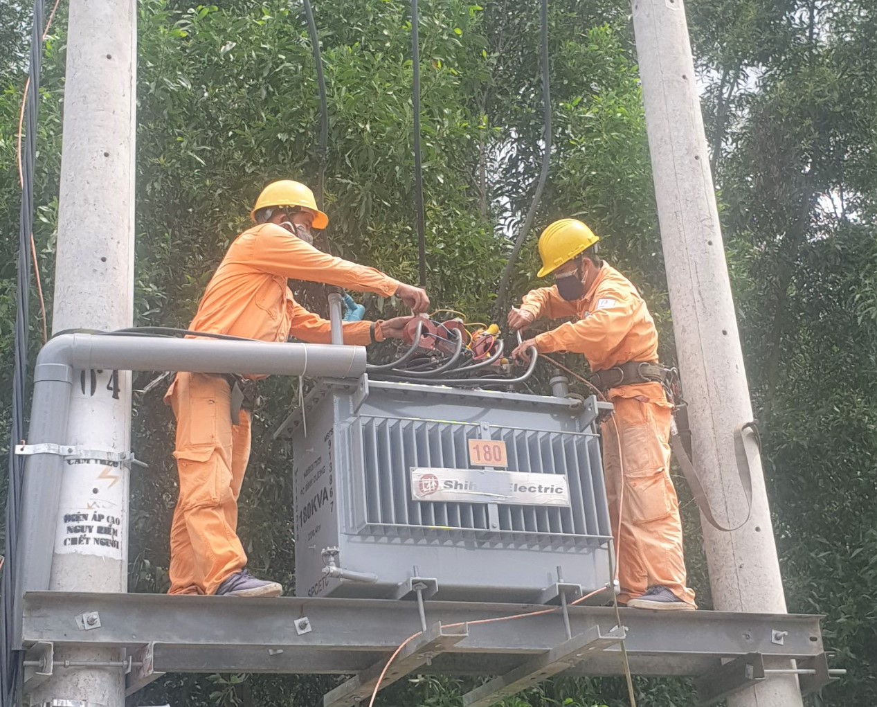 Cấp điện kịp thời cho những điểm nóng chống dịch tại tỉnh Bình Dương

​
