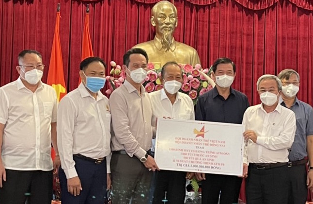 Tặng hàng nghìn bình Oxy, túi thuốc an sinh cho Đồng Nai chống dịch