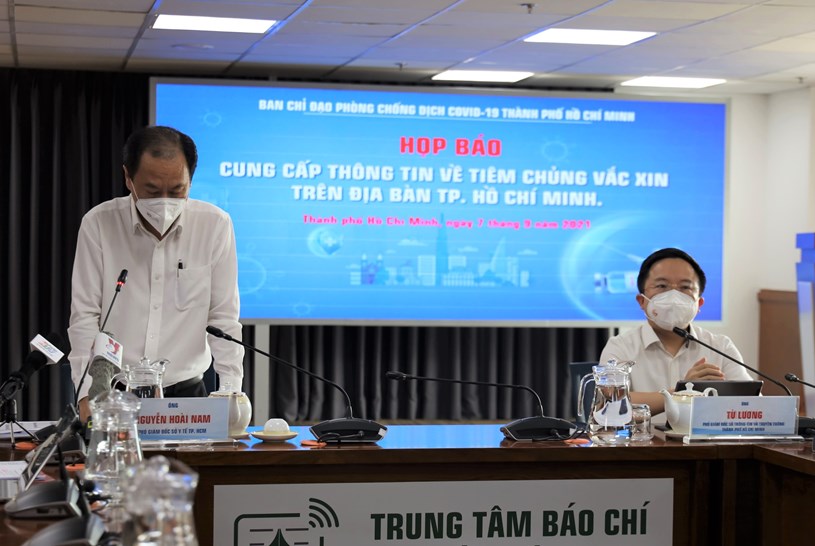 Tiêm chủng vắc xin phòng COVID-19 cho người dân trên 18 tuổi