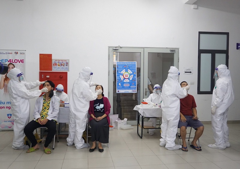 11 tỉnh, thành phố hỗ trợ Hà Nội thần tốc xét nghiệm, tiêm chủng