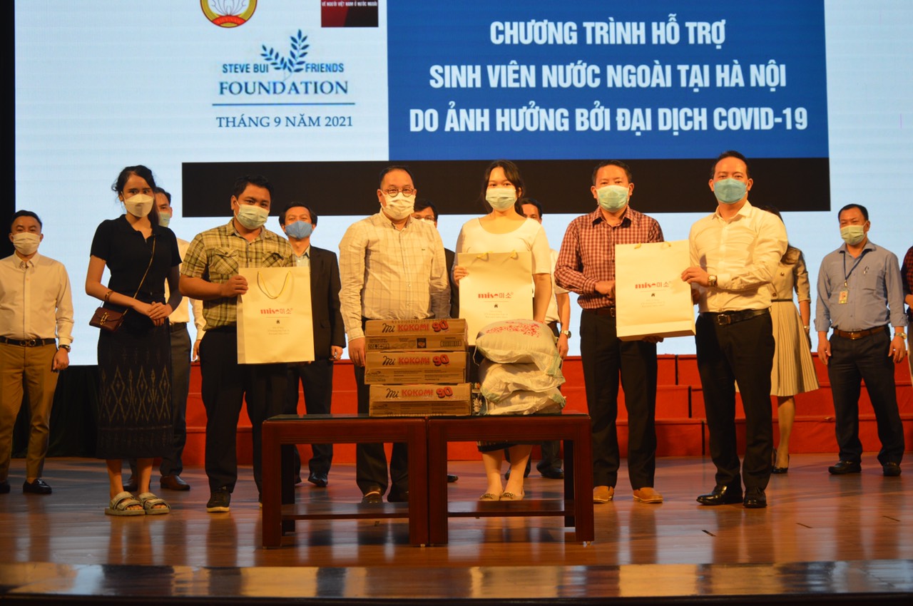 Trao quà hỗ trợ sinh viên quốc tế bị ảnh hưởng bởi dịch Covid-19