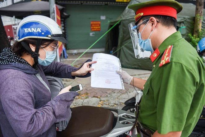 Thủ tướng yêu cầu Hà Nội điều chỉnh bất cập trong việc cấp giấy đi đường