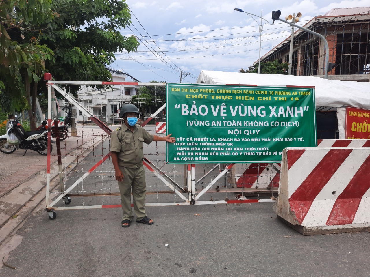 Vượt nắng, thắng mưa, cắm chốt chống dịch