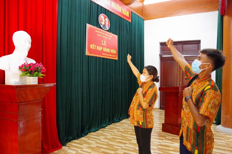 Kết nạp 2 đảng viên người dân tộc Chứt