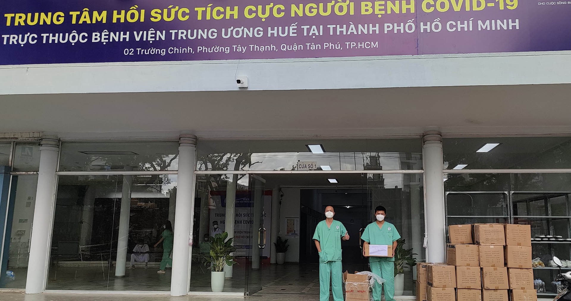 Tổng Lãnh sự quán Việt Nam tại Hong Kong trao lô vật tư y tế thứ hai cho Bệnh viện dã chiến số 14