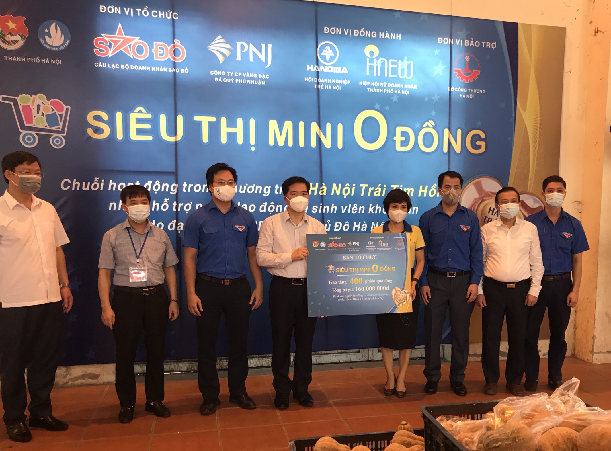 Hơn 20 000 phiếu quà tặng từ  Siêu thị mini 0 đồng - Hà Nội trái tim hồng  gửi đến người dân gặp khó khăn