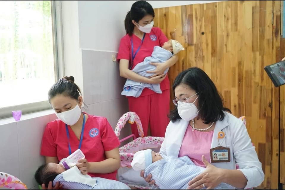 Trẻ em là con của sản phụ bị nhiễm COVID-19 được hỗ trợ 1 triệu đồng
