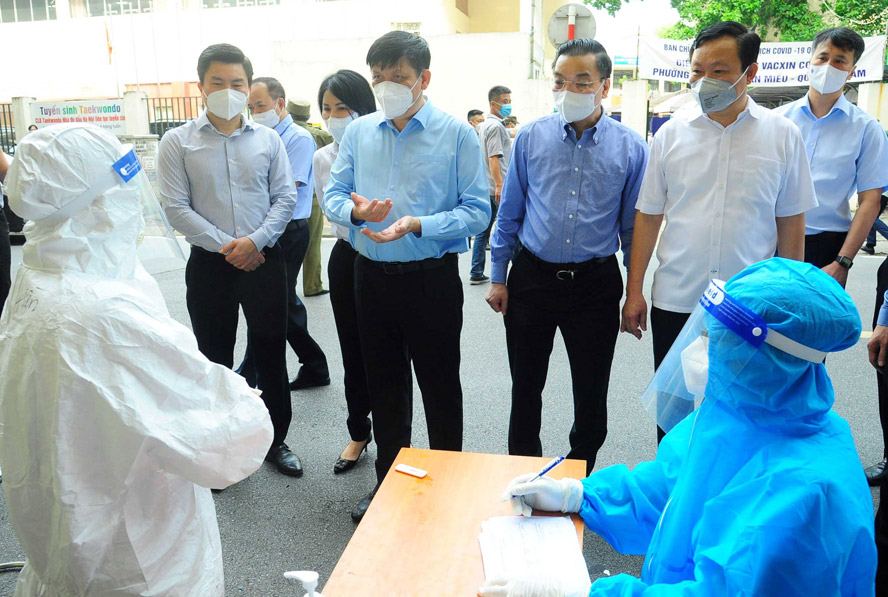 Hà Nội thực hiện bài bản 2 “mũi giáp công  tiêm chủng và xét nghiệm
