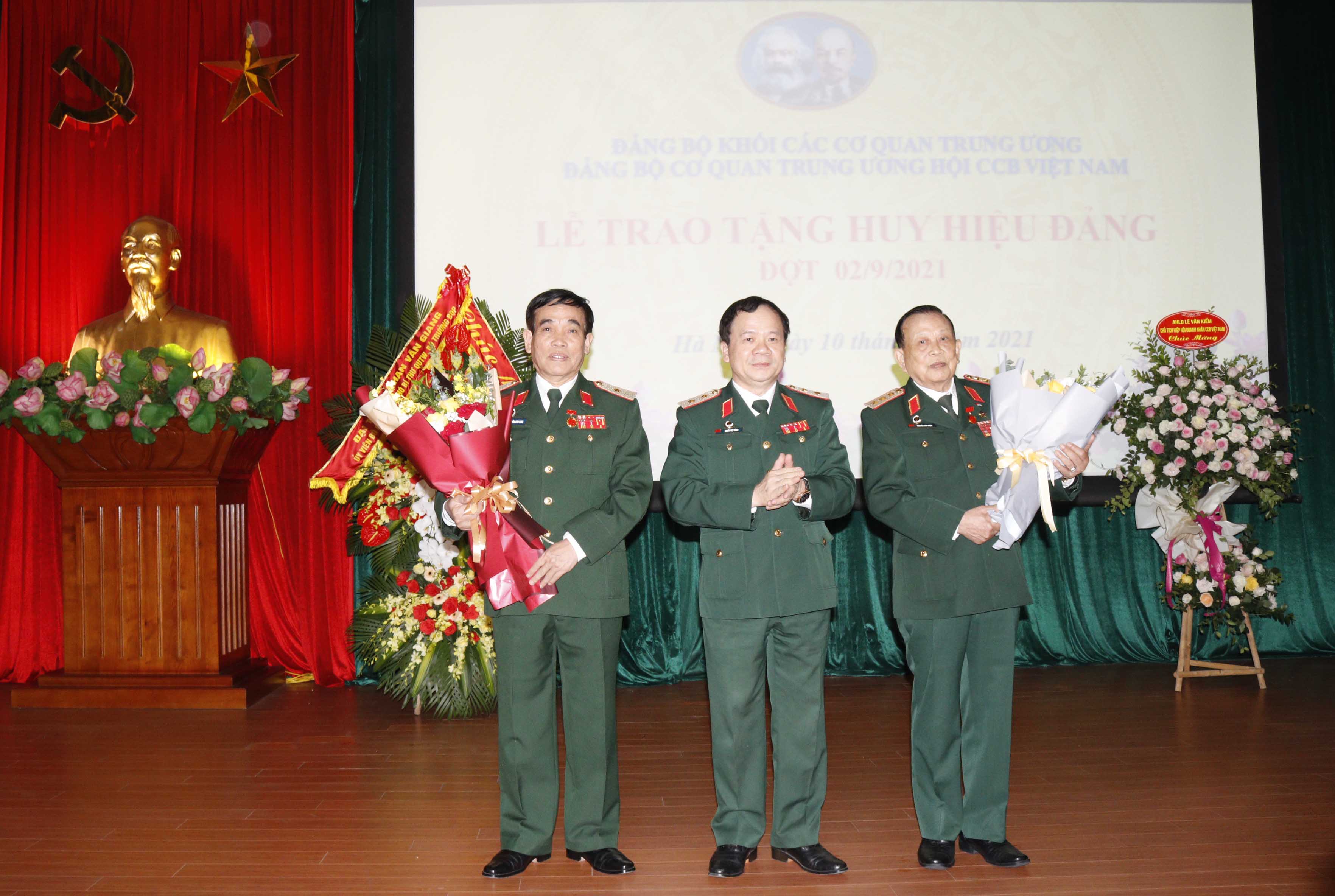 Đảng bộ Cơ quan Trung ương Hội Cựu chiến binh Việt Nam trao tặng Huy hiệu Đảng đợt 2 9
