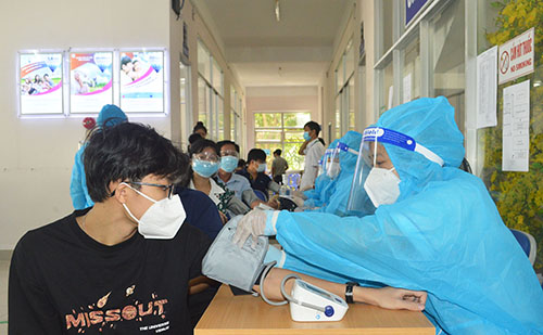 Không cần đo huyết áp tất cả người tiêm vắc xin COVID-19