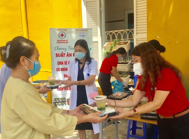 Hỗ trợ trên 15 000 suất ăn miễn phí cho bệnh nhân trên địa bàn Hà Nội