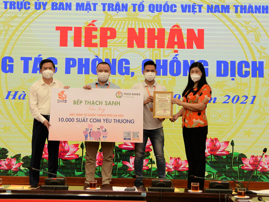 Hà Nội tiếp nhận nhu yếu phẩm của 3 đơn vị hỗ trợ phòng, chống dịch