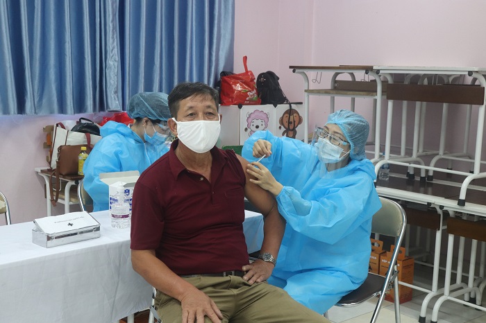 Hà Nội 6 quận, huyện cơ bản hoàn thành tiêm mũi 1 vắc xin phòng COVID-19