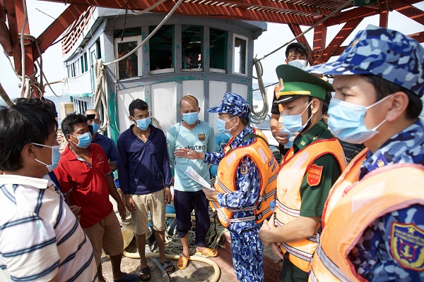 Cảnh sát biển Vùng 4 đồng hành cùng bà con ngư dân