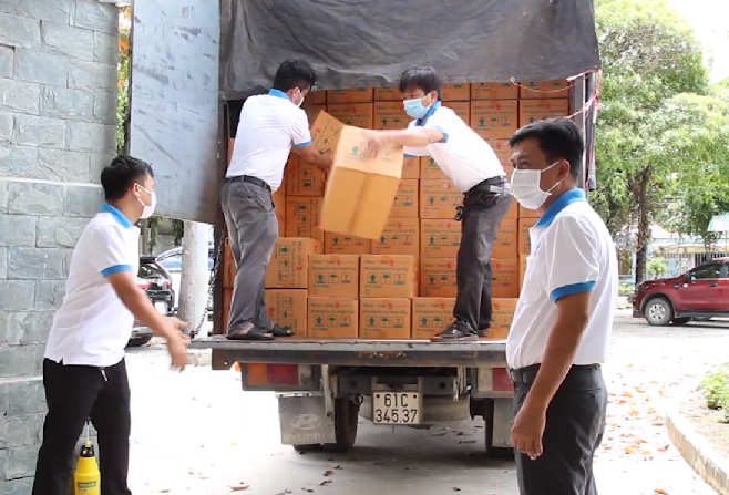 Những phần quà nặng nghĩa tình đồng bào