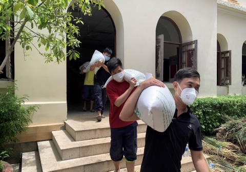 Mua thêm gạo dự trữ để xuất cấp kịp thời hỗ trợ các đối tượng bị ảnh hưởng bởi dịch COVID-19