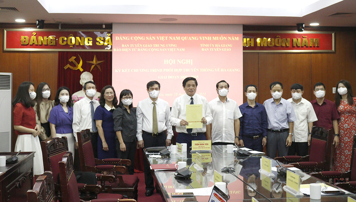 Hình ảnh tại Hội nghị Ký kết phối hợp truyền thông giữa tỉnh Hà Giang và Báo điện tử Đảng Cộng sản Việt Nam