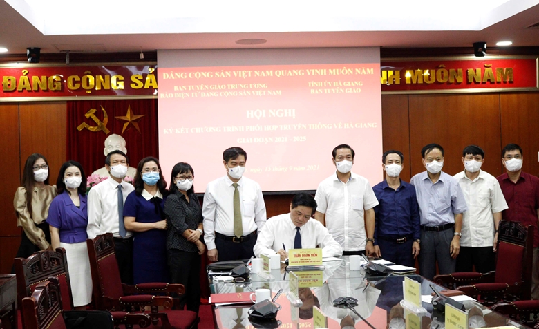 Ký kết Chương trình phối hợp truyền thông giữa tỉnh Hà Giang và Báo điện tử Đảng Cộng sản Việt Nam