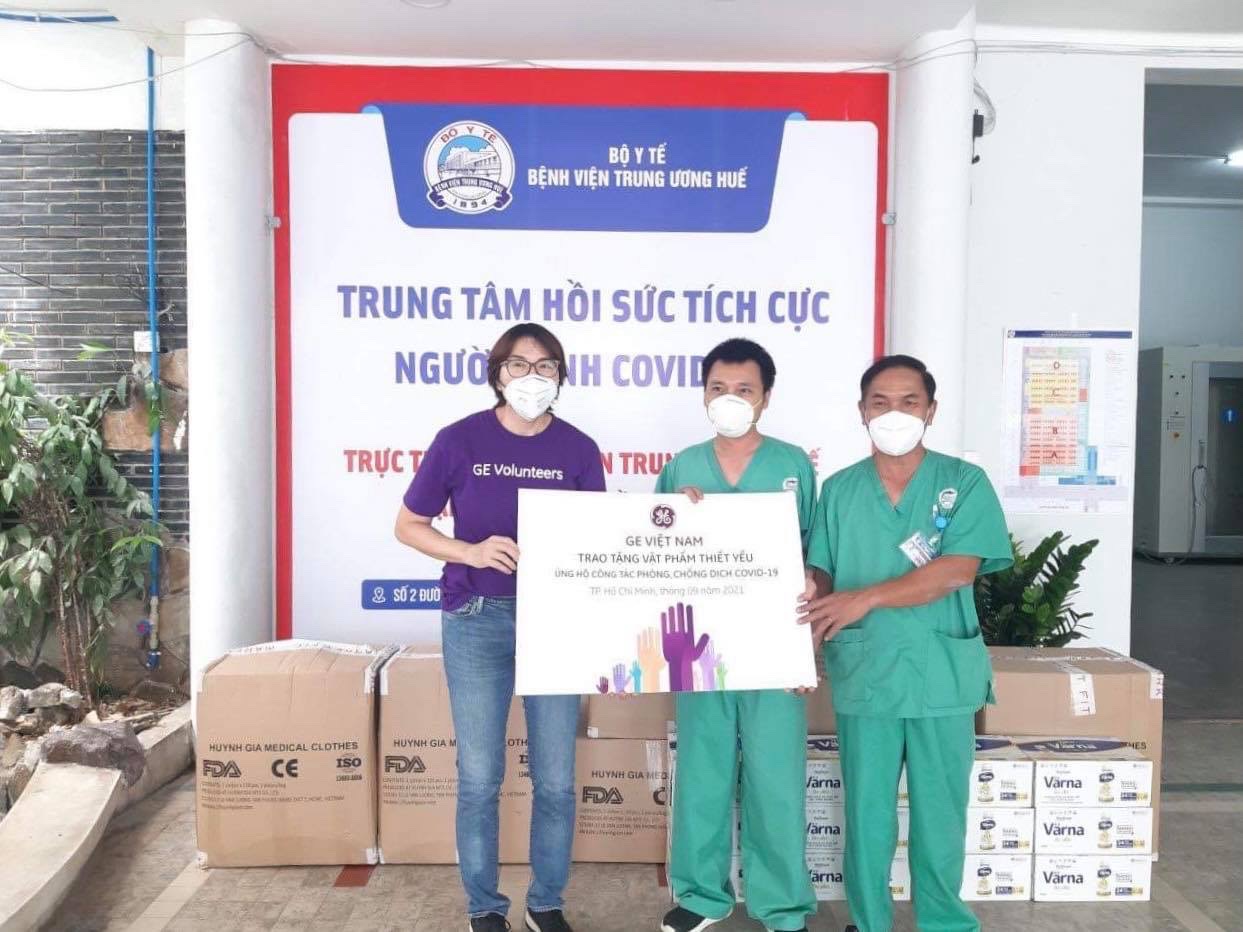 Trao tặng 3 000 bộ đồ bảo hộ cho lực lượng tuyến đầu chống dịch