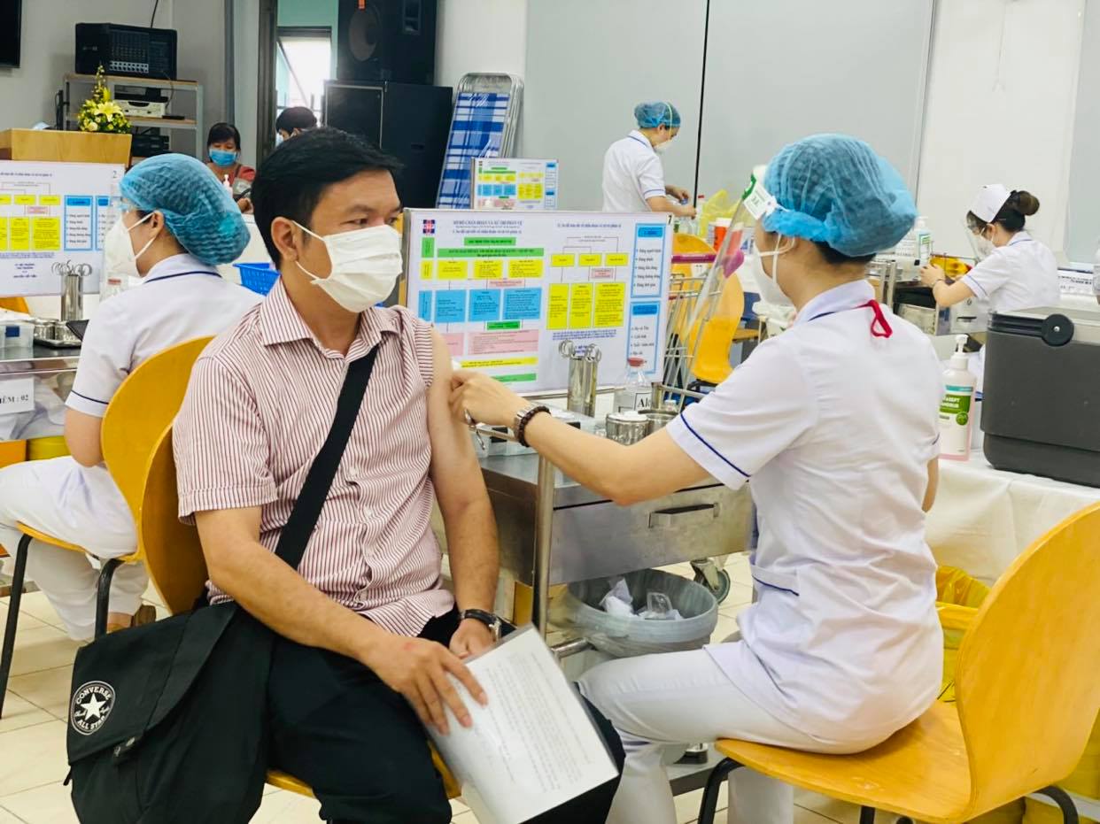 TP Hồ Chí Minh tập trung tiêm vét vắc xin COVID-19 mũi 1 cho người dân trên 18 tuổi