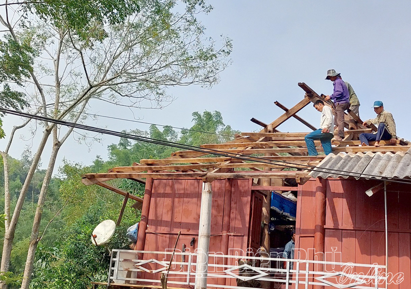 Mưa lớn kèm theo dông, lốc, sét gây nhiều thiệt hại tại các địa phương