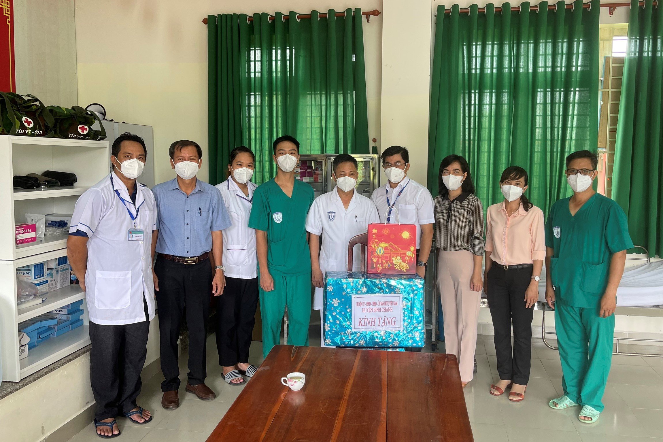 Đảng ủy Tổng Công ty Điện lực TP Hồ Chí Minh thăm và tặng cho các trạm y tế lưu động