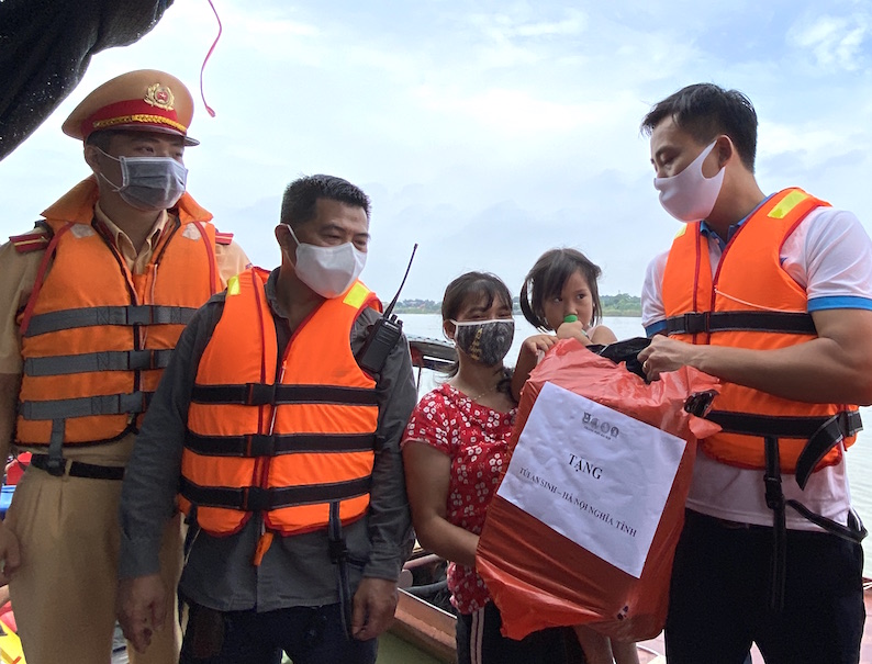 Trao 150 “Túi an sinh - Hà Nội nghĩa tình” cho người dân làng chài ven sông Hồng