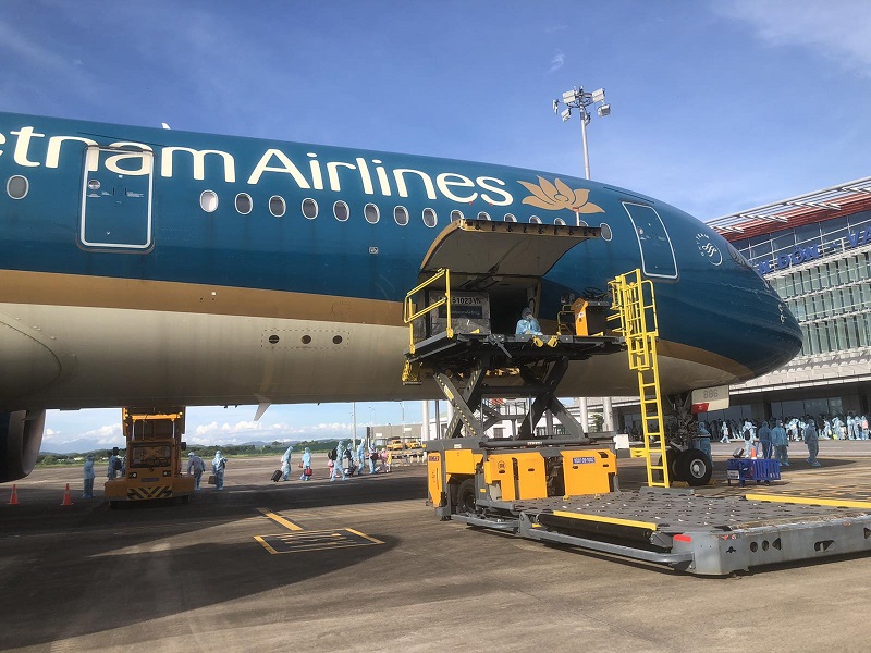 Trang thiết bị y tế chống dịch từ Singapore đến Việt Nam