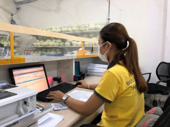 Hơn 3 000 người gia hạn thành công thẻ BHYT trực tuyến qua mạng lưới Vietnam Post