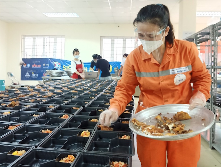 Thêm 20 500 suất cơm cho người khó khăn từ những thợ điện miền Bắc