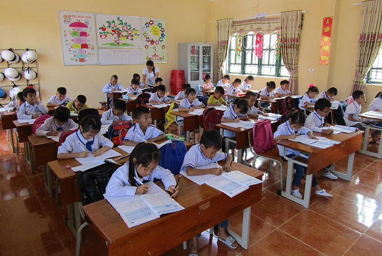 Bài 3 Cần đẩy nhanh sắp xếp trường, lớp, đội ngũ cán bộ giáo dục vùng dân tộc thiểu số và miền núi