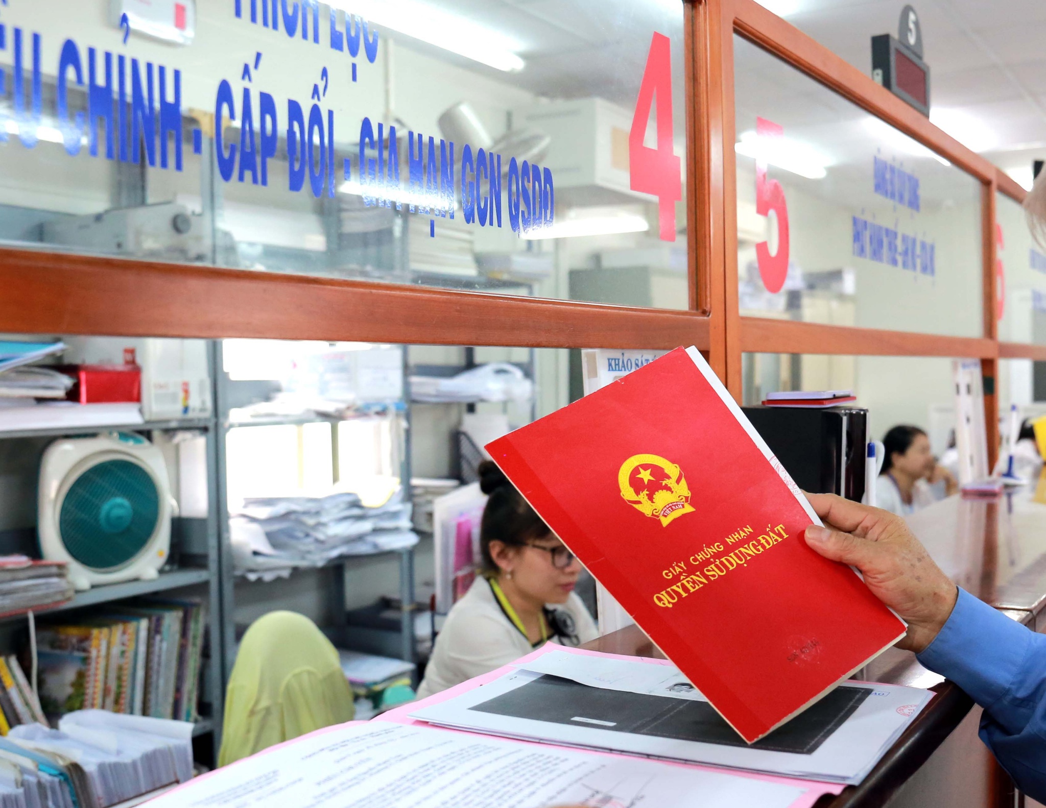 Có nên nhờ người khác đứng tên Sổ đỏ