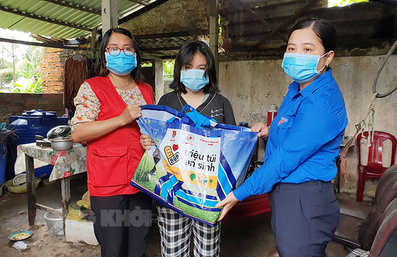 Trao “túi an sinh” cho các hộ nghèo, thanh thiếu nhi có hoàn cảnh khó khăn