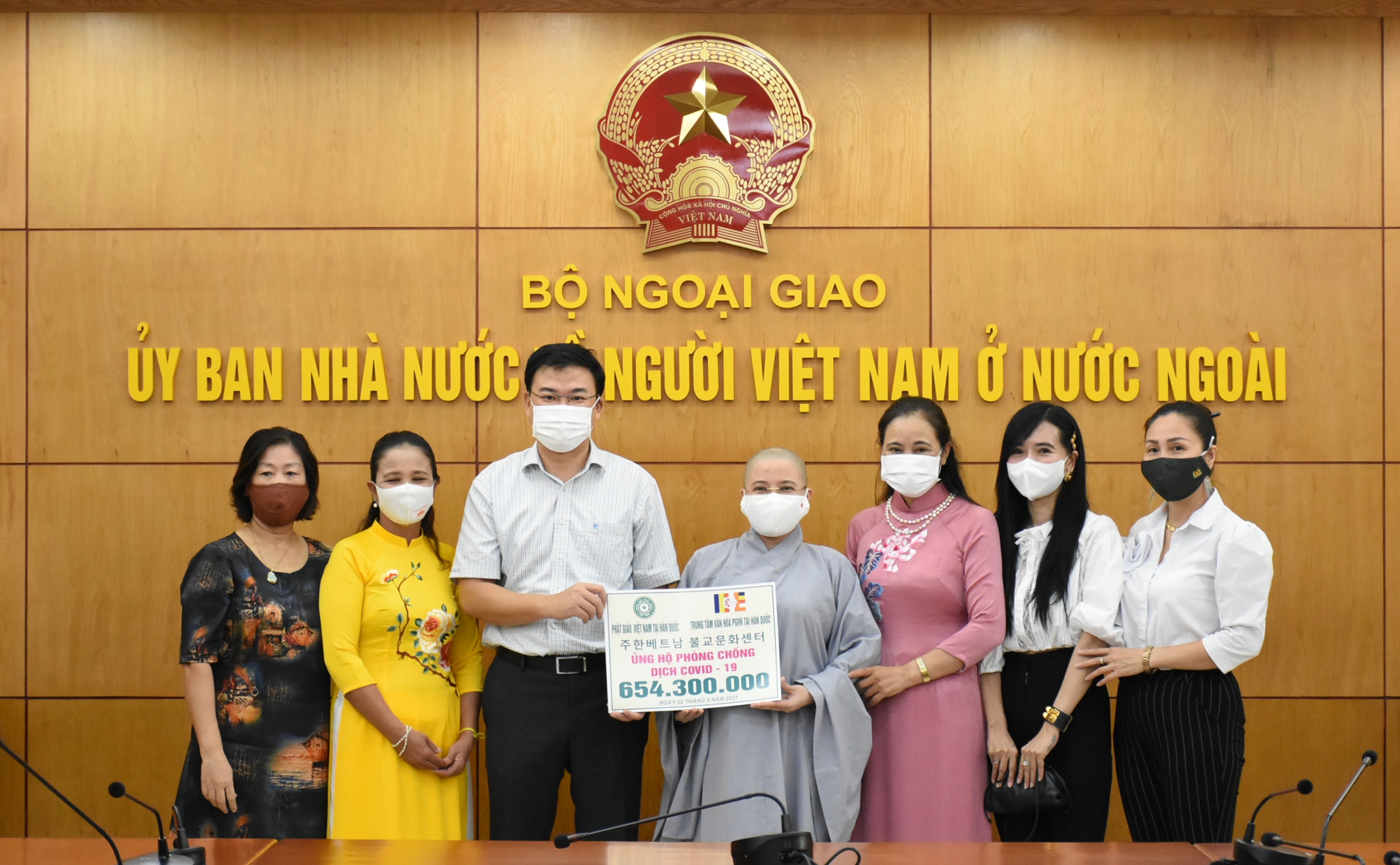 Tiếp nhận ủng hộ của đồng bào ta ở nước ngoài