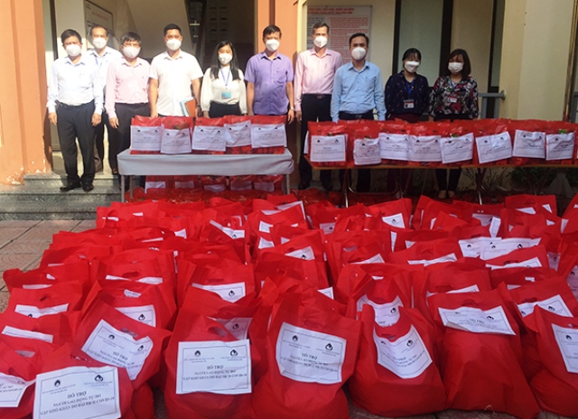 Tặng 1 000 suất quà cho lao động tự do gặp khó khăn do dịch COVID-19 trên địa bàn Hà Nội