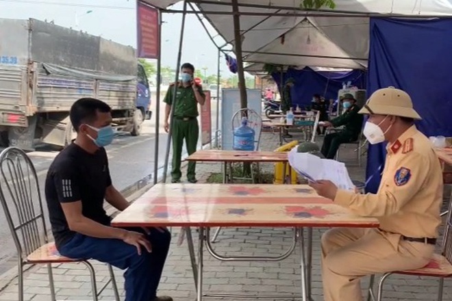 Lái xe luồng xanh sửa phiếu xét nghiệm để thông chốt tại Hải Dương