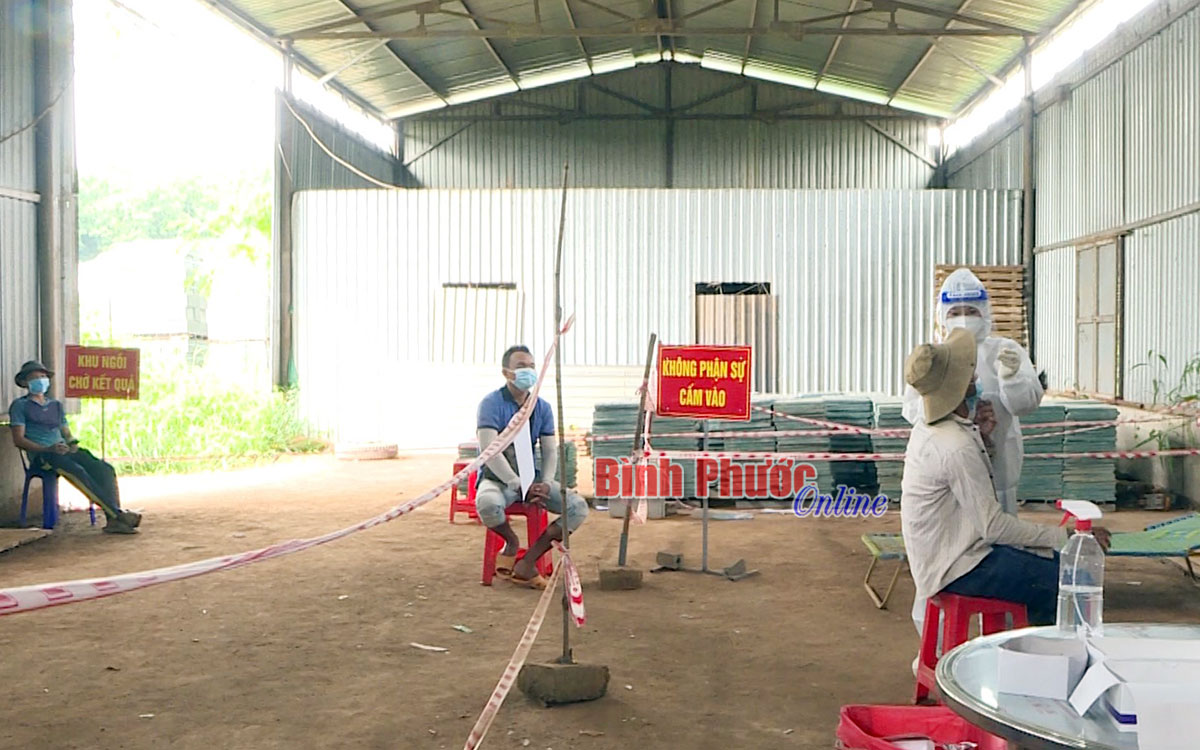 Bình Phước Bắt giữ xe tải chở 7 người trong thùng xe trốn chốt kiểm dịch