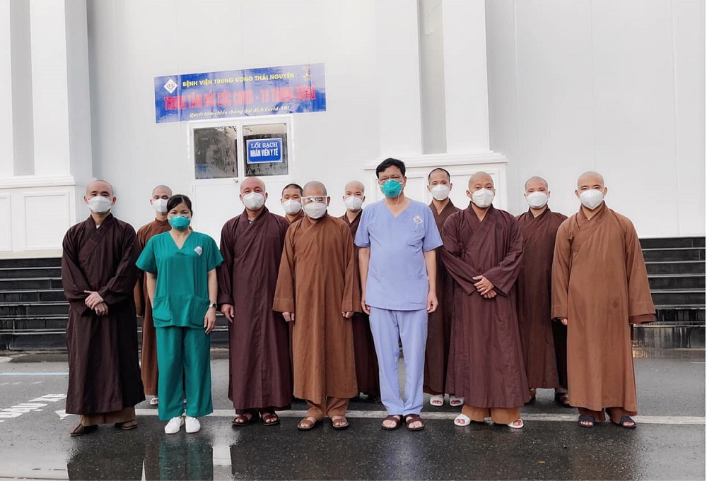 Những chư tăng trẻ nơi tâm dịch Viết nên cả đau thương và niềm vui vỡ òa