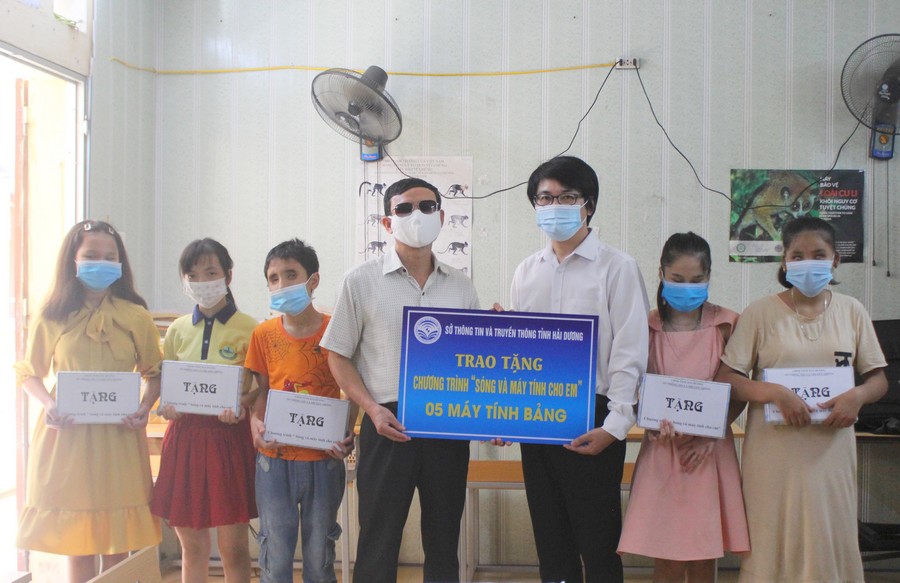 Hải Dương Tặng máy tính bảng cho học sinh khiếm thị