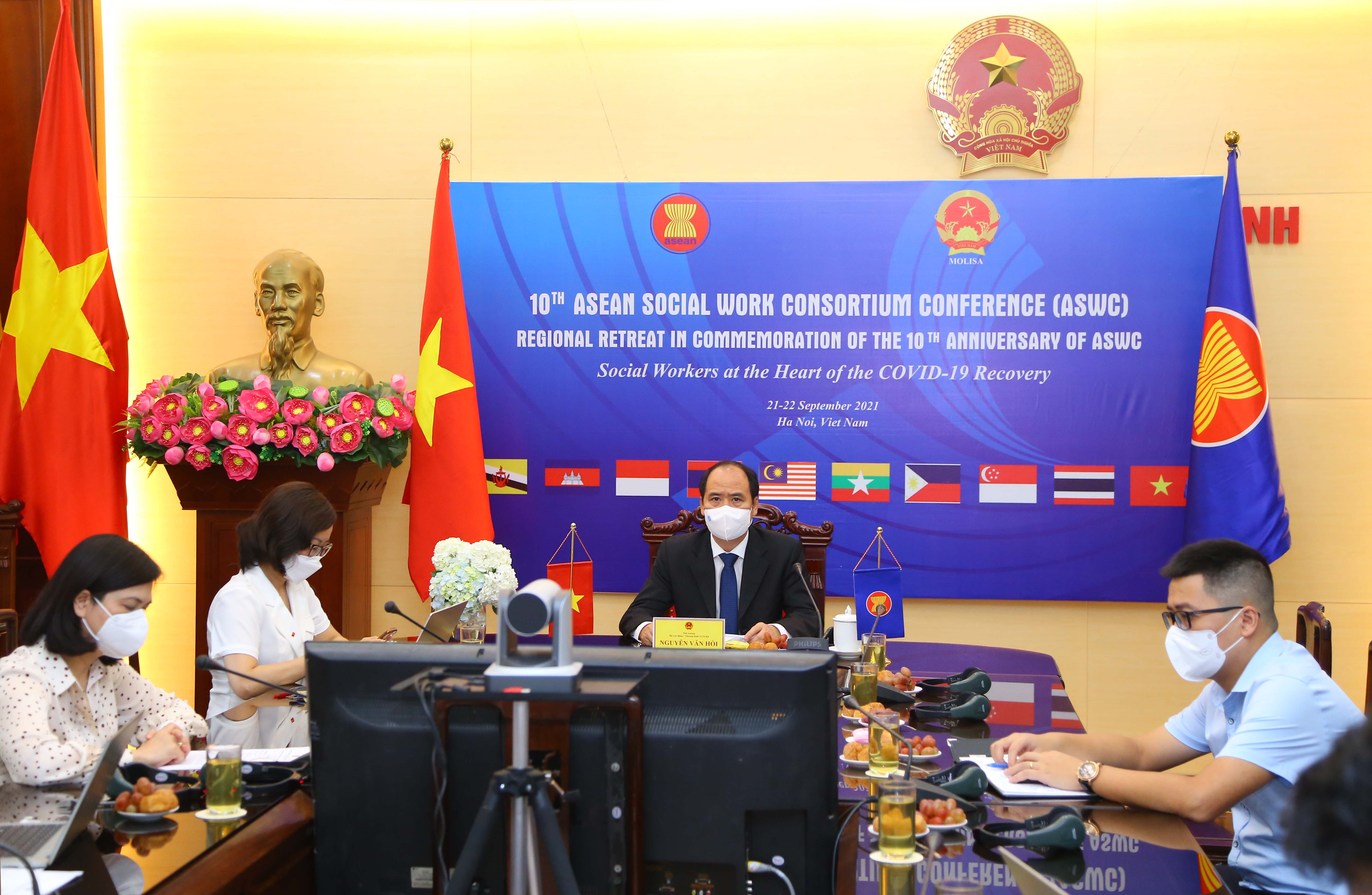 Nhân viên công tác xã hội là trung tâm của quá trình phục hồi COVID-19