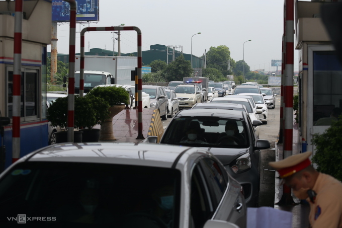 Hàng nghìn người về Hà Nội sau khi ban hành chỉ thị 15